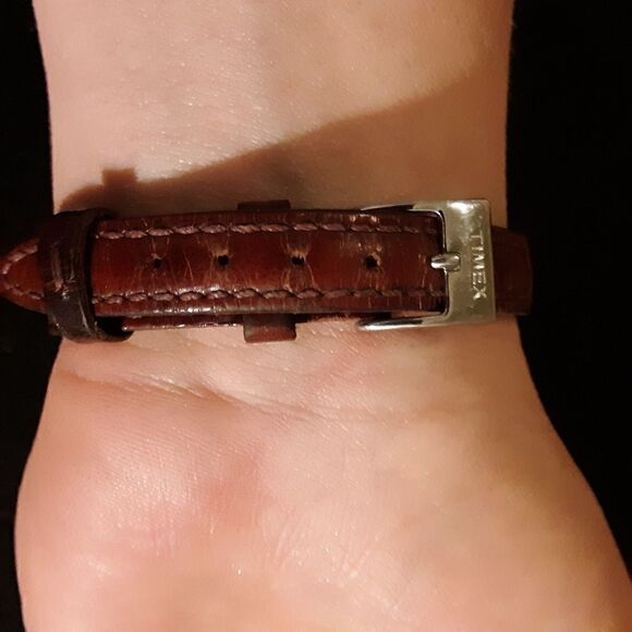 Timex with a burgundy leather band - Picture 5 of 7
